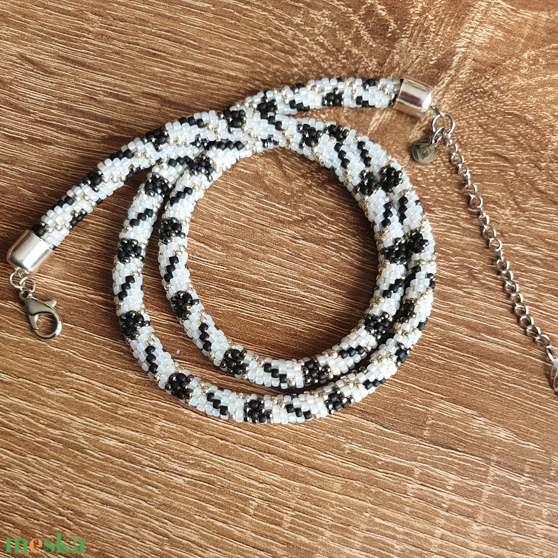 Fekete-fehér gyöngyhorgolt nyaklánc - ékszer - nyaklánc - medál nélküli nyaklánc - Meska.hu