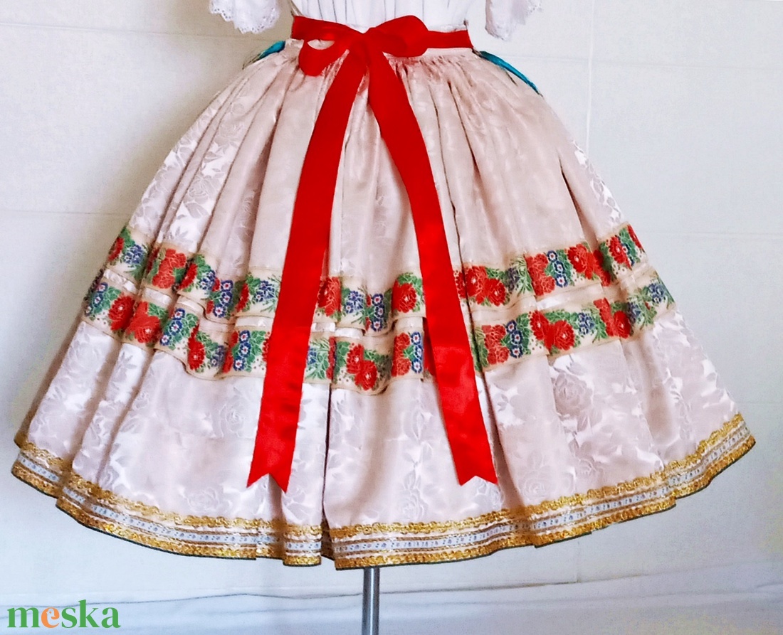 Sárközi népviselet, 2 sor pántlikás szoknya köténnyel - ruha & divat - női ruha - szoknya - Meska.hu Sárközi népviselet, 2 sor pántlikás szoknya köténnyel - ruha & divat - női ruha - szoknya - Meska.hu