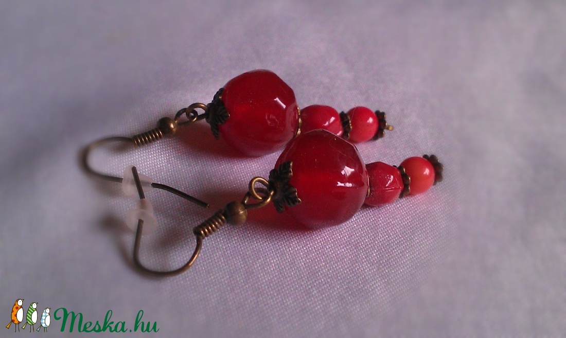 Csipkebogyó piros üveggyöngy fülbevaló - ékszer - fülbevaló - lógó fülbevaló - Meska.hu