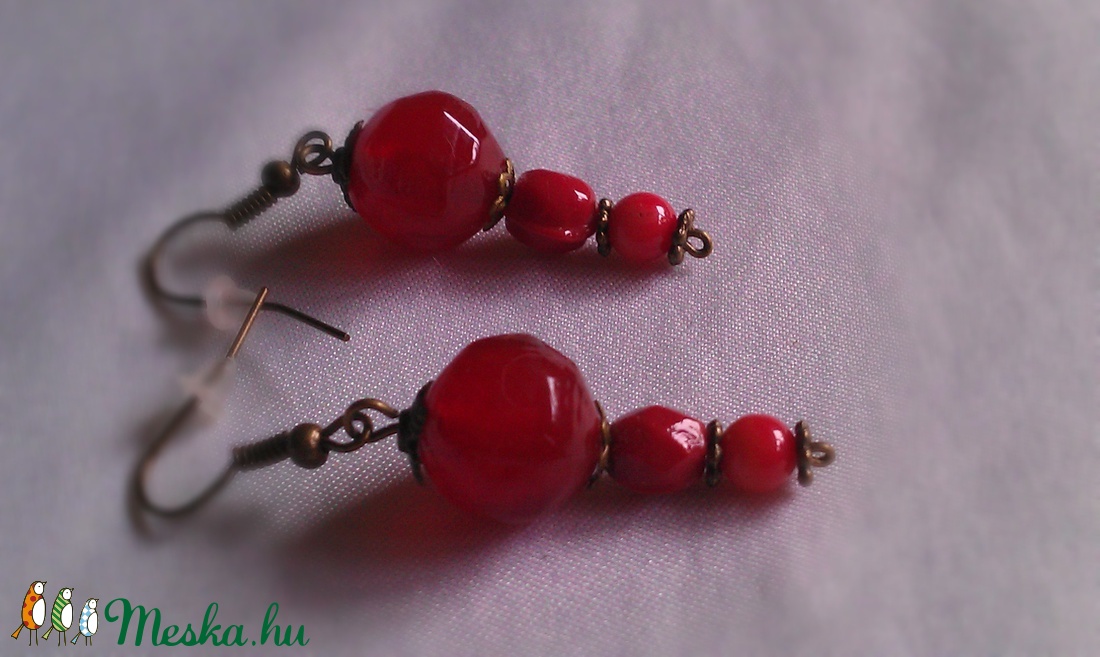 Csipkebogyó piros üveggyöngy fülbevaló - ékszer - fülbevaló - lógó fülbevaló - Meska.hu