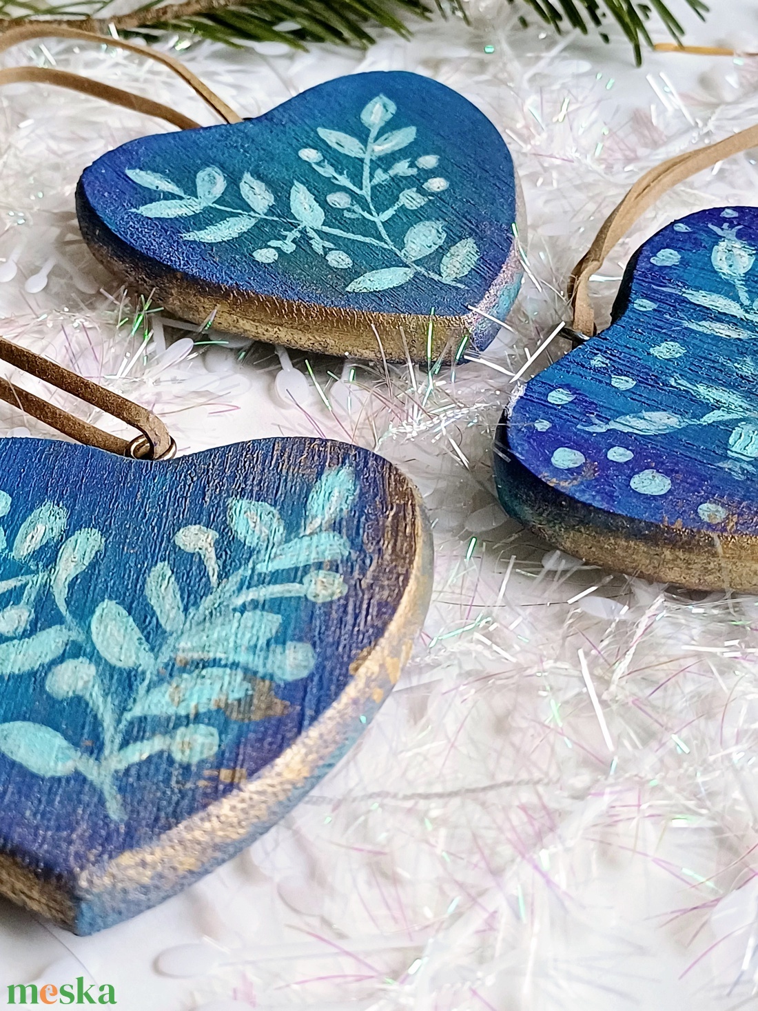 3 db elegáns, fára festett téli, karácsonyi  rusztikus szív alakú dísz, dekoráció  - karácsony - karácsonyi lakásdekoráció - karácsonyfadíszek - Meska.hu