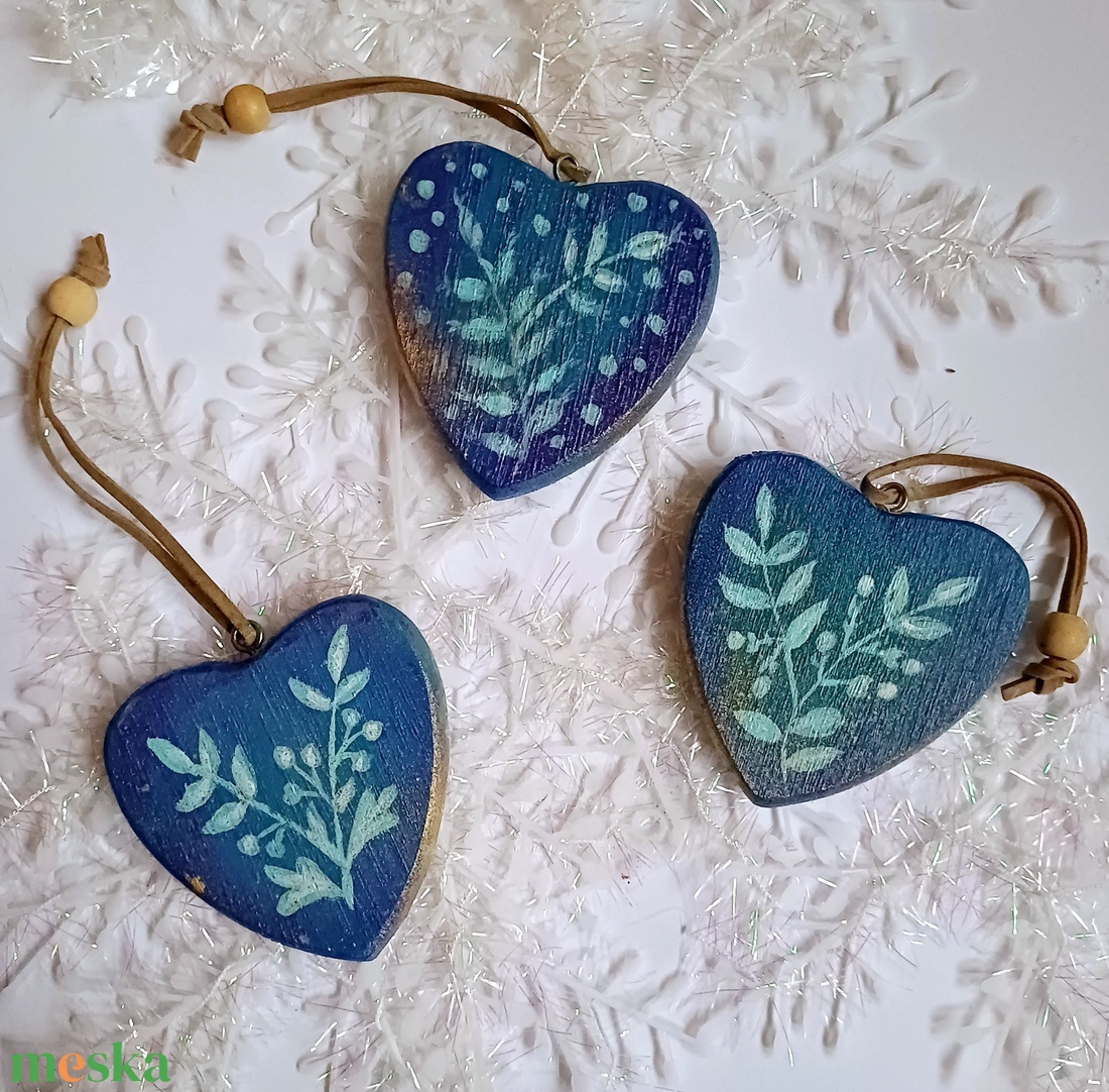 3 db elegáns, fára festett téli, karácsonyi  rusztikus szív alakú dísz, dekoráció  - karácsony - karácsonyi lakásdekoráció - karácsonyfadíszek - Meska.hu