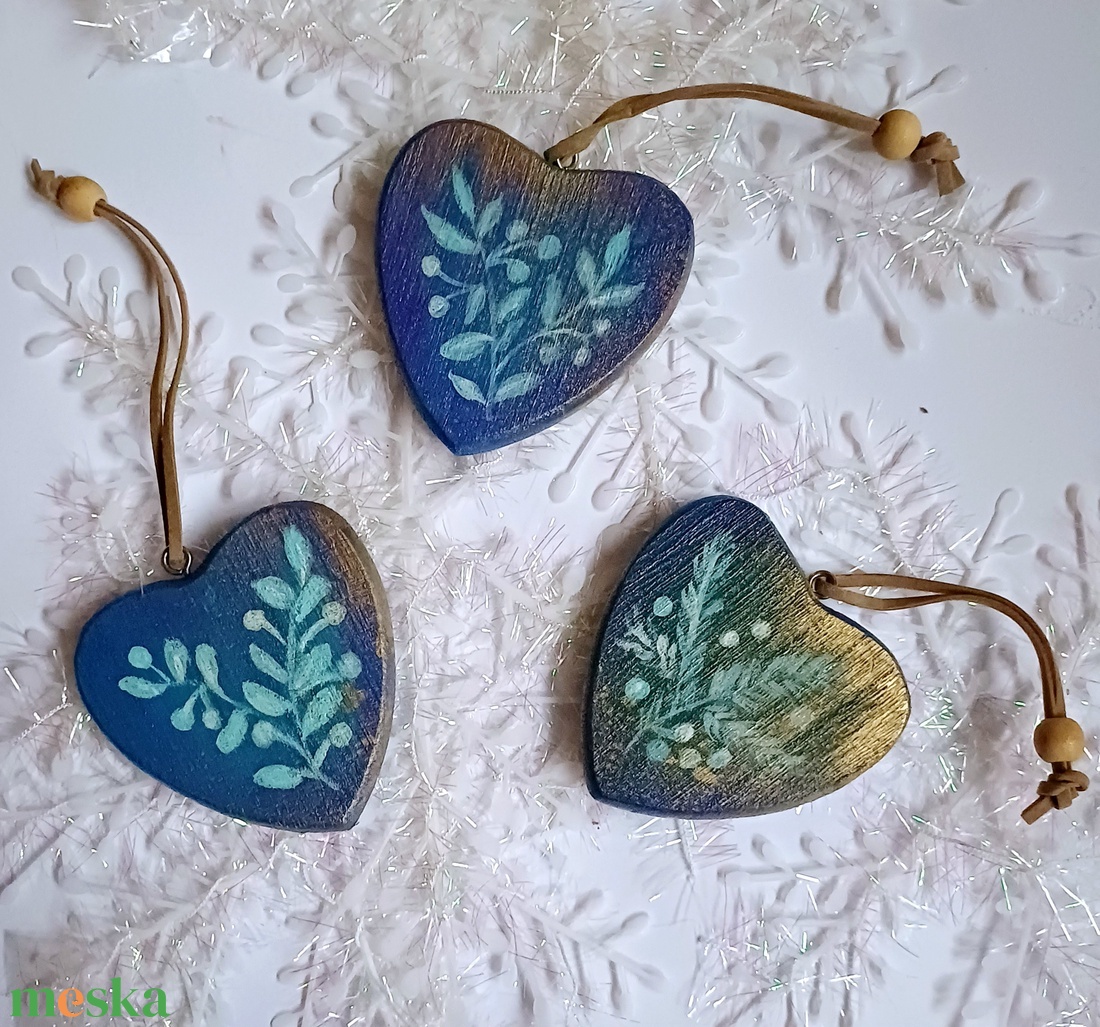 3 db elegáns, fára festett téli, karácsonyi  rusztikus szív alakú dísz, dekoráció  - karácsony - karácsonyi lakásdekoráció - karácsonyfadíszek - Meska.hu