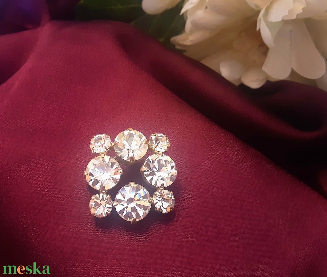 Fehér csillogás bross - ékszer - kitűző és bross - Meska.hu Fehér csillogás bross - ékszer - kitűző és bross - Meska.hu