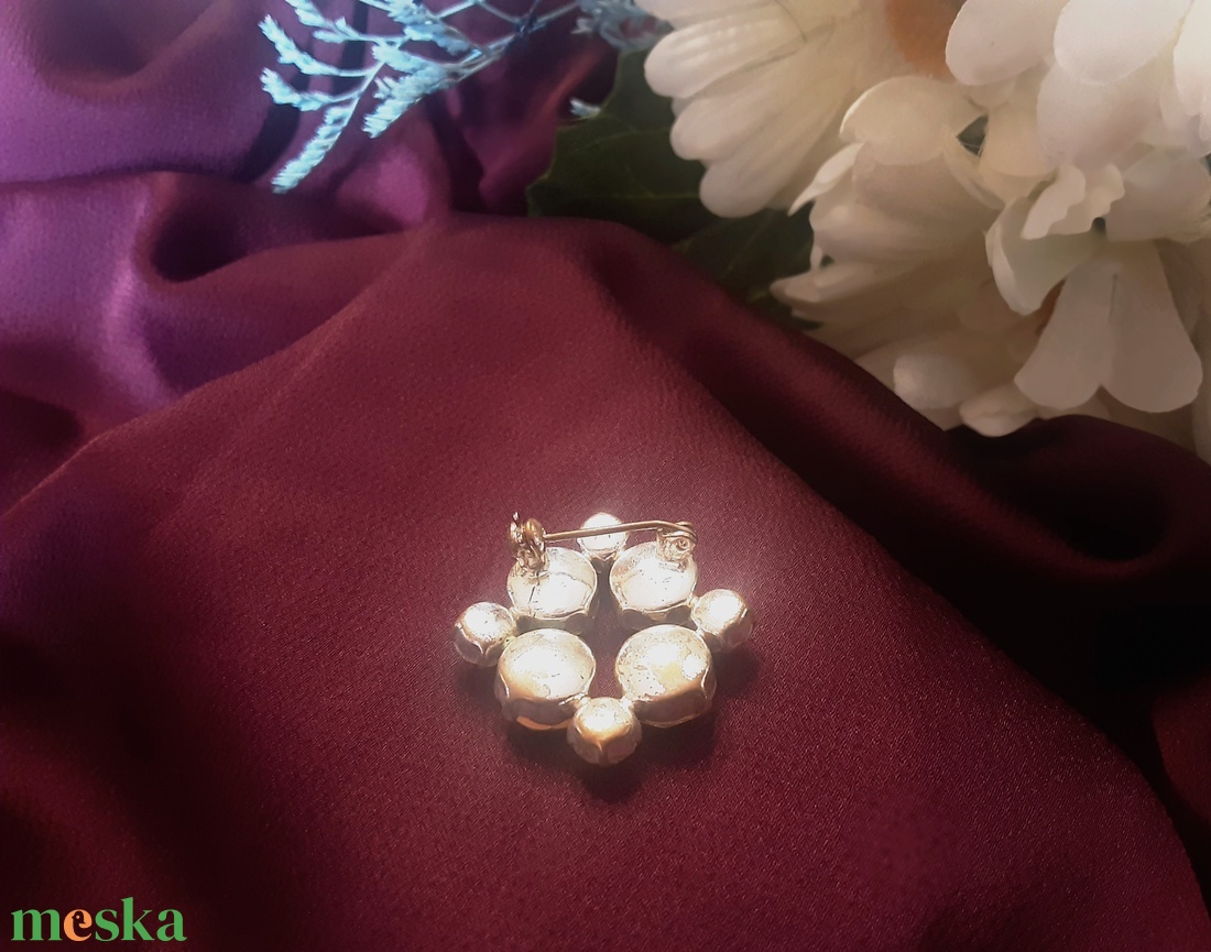 Fehér csillogás bross - ékszer - kitűző és bross - Meska.hu Fehér csillogás bross - ékszer - kitűző és bross - Meska.hu