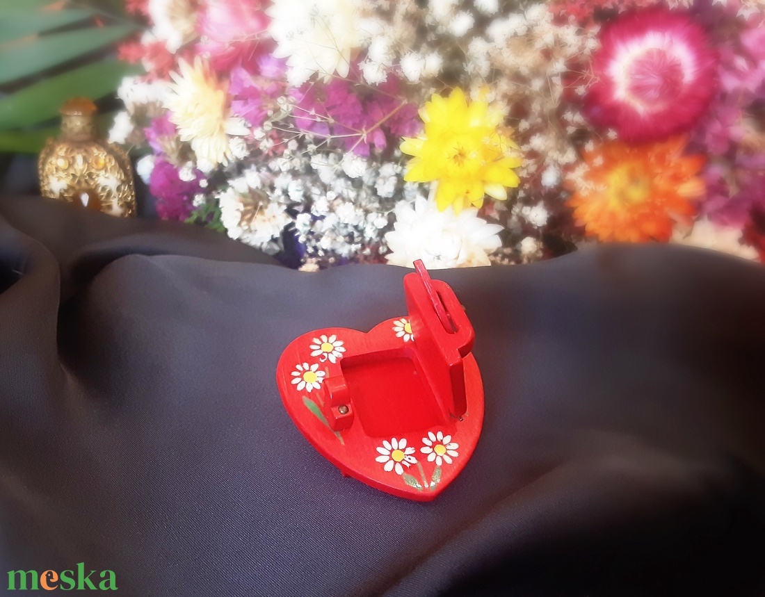 AKCIÓS Szívecskés fényképtartó bross népies stílusban - ékszer - kitűző és bross - Meska.hu AKCIÓS Szívecskés fényképtartó bross népies stílusban - ékszer - kitűző és bross - Meska.hu