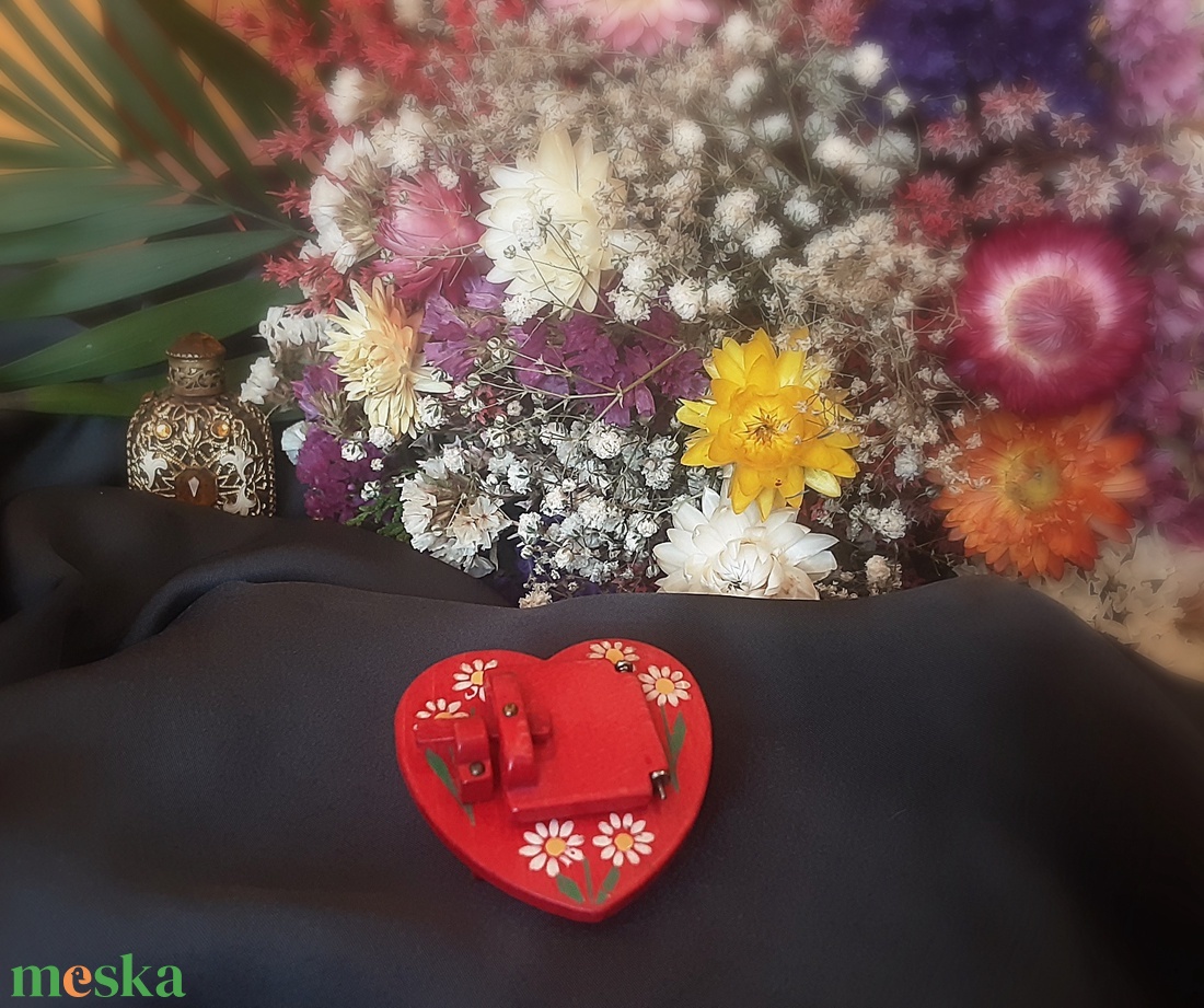 AKCIÓS Szívecskés fényképtartó bross népies stílusban - ékszer - kitűző és bross - Meska.hu AKCIÓS Szívecskés fényképtartó bross népies stílusban - ékszer - kitűző és bross - Meska.hu