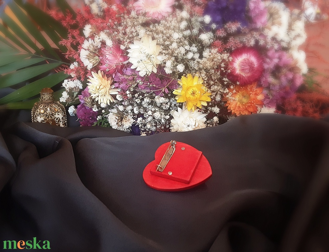 AKCIÓS Szívecskés fényképtartó bross népies stílusban - ékszer - kitűző és bross - Meska.hu AKCIÓS Szívecskés fényképtartó bross népies stílusban - ékszer - kitűző és bross - Meska.hu