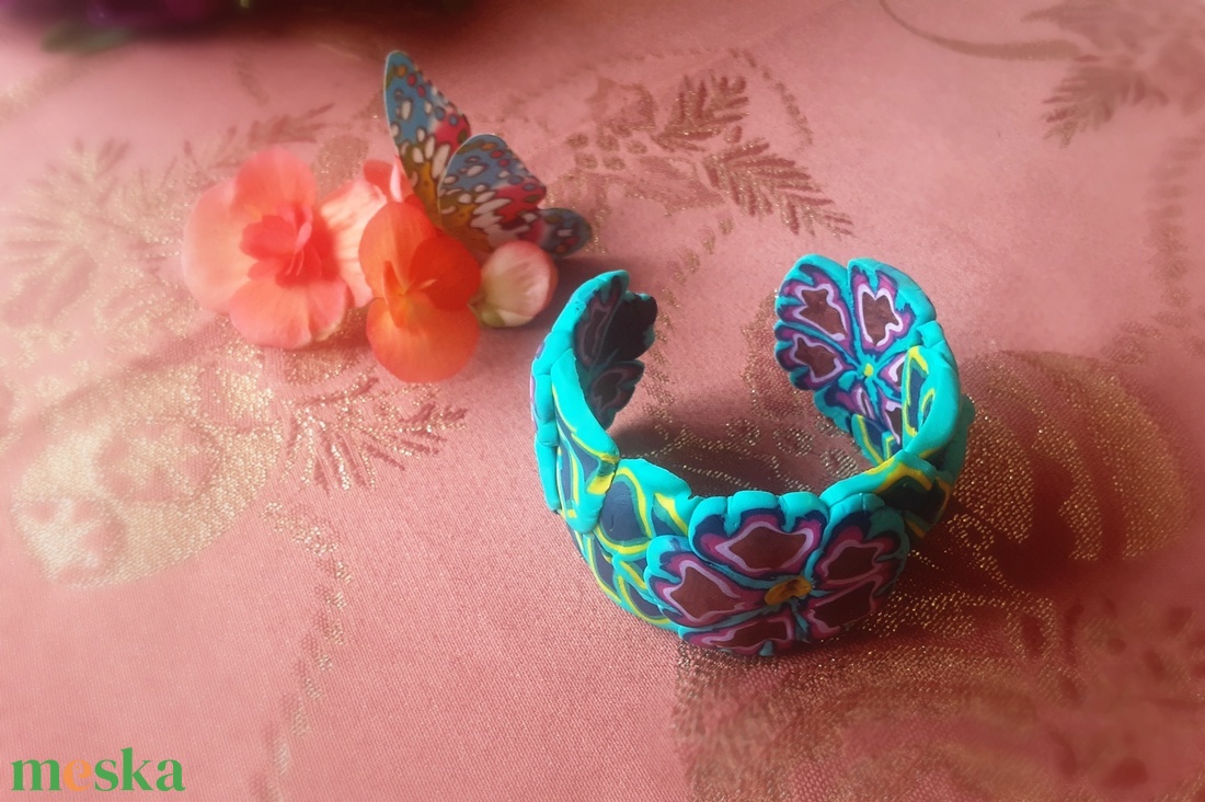 AKCIÓS Virágos karkötő vidám színekkel - ékszer - karkötő - kézfej karkötő - Meska.hu