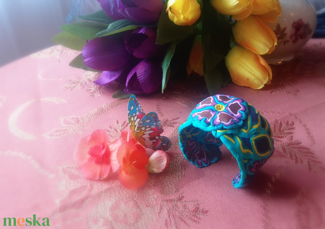 AKCIÓS Virágos karkötő vidám színekkel - ékszer - karkötő - kézfej karkötő - Meska.hu