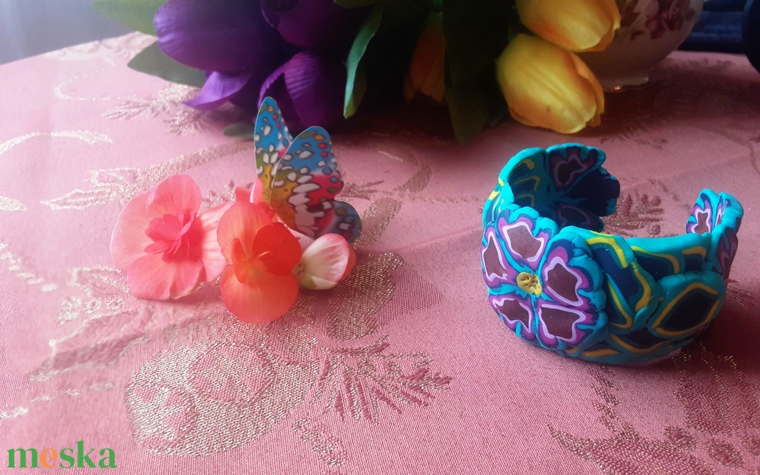 AKCIÓS Virágos karkötő vidám színekkel - ékszer - karkötő - kézfej karkötő - Meska.hu