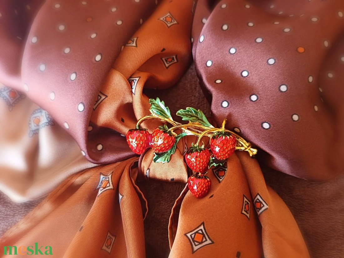Szamóca bross - ékszer - kitűző és bross - kitűző - Meska.hu