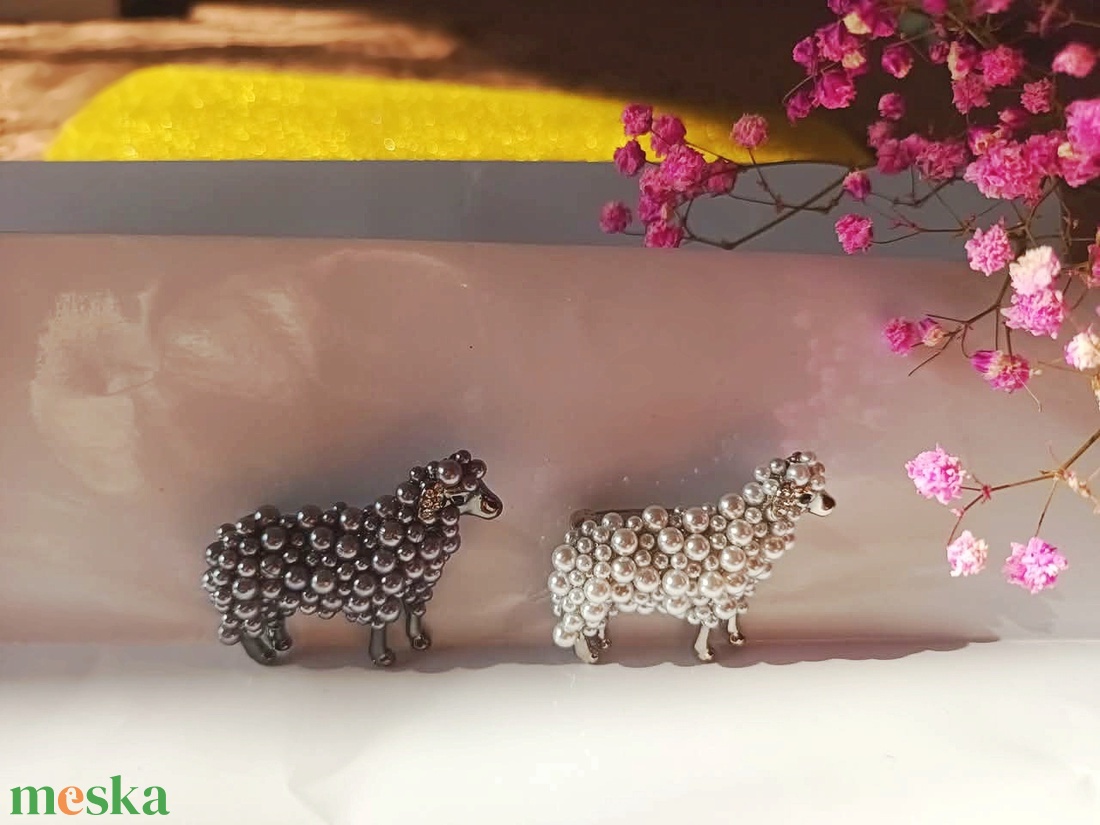 Szürke bárány bross kitűző - ékszer - kitűző és bross - kitűző - Meska.hu Szürke bárány bross kitűző - ékszer - kitűző és bross - kitűző - Meska.hu