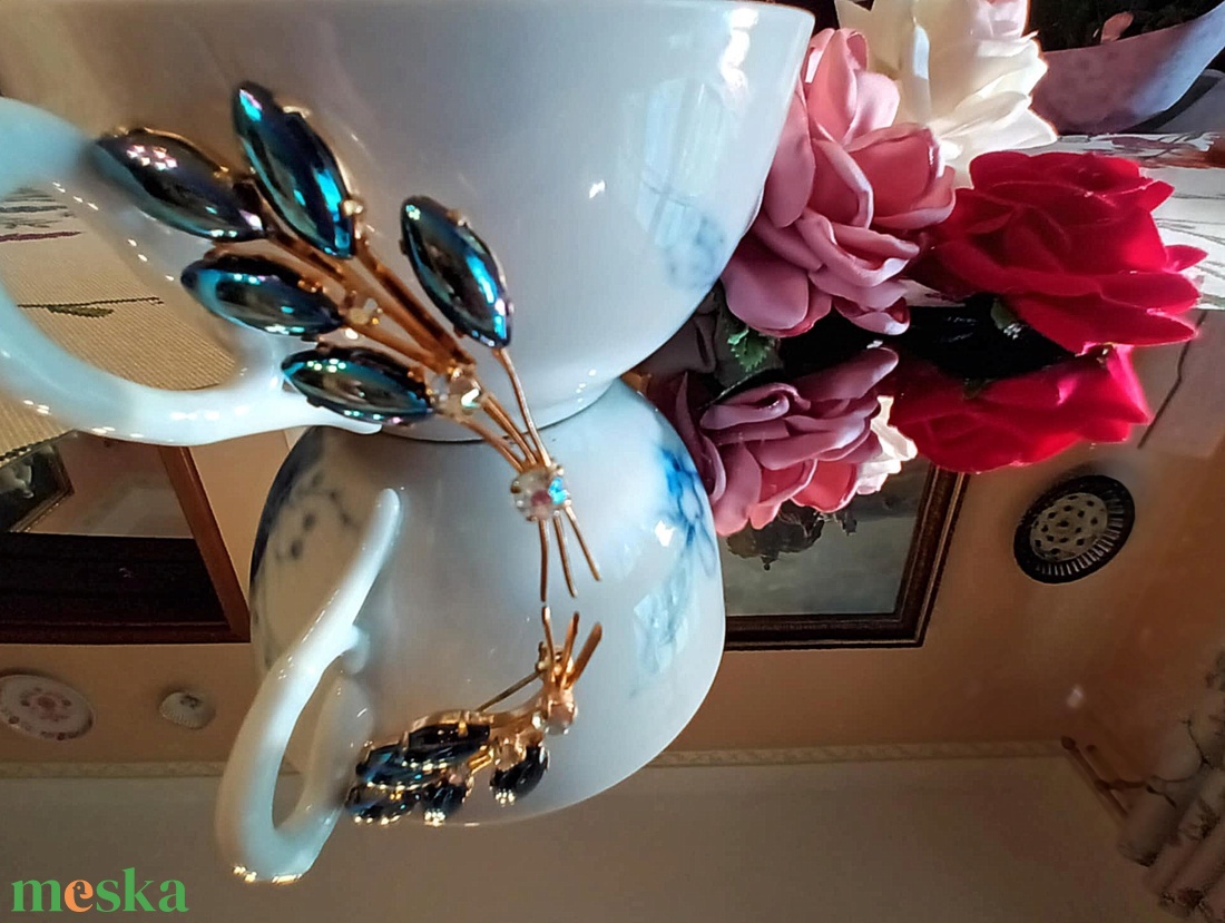 Farfalla vintage kék strasszos levél bross - ékszer - kitűző és bross - Meska.hu Farfalla vintage kék strasszos levél bross - ékszer - kitűző és bross - Meska.hu