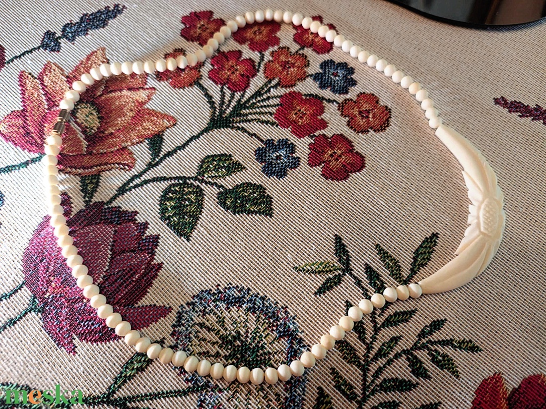 Ősi Fény vintage faragott csont nyakék - ékszer - nyaklánc - gyöngyös nyaklánc - Meska.hu Ősi Fény vintage faragott csont nyakék - ékszer - nyaklánc - gyöngyös nyaklánc - Meska.hu