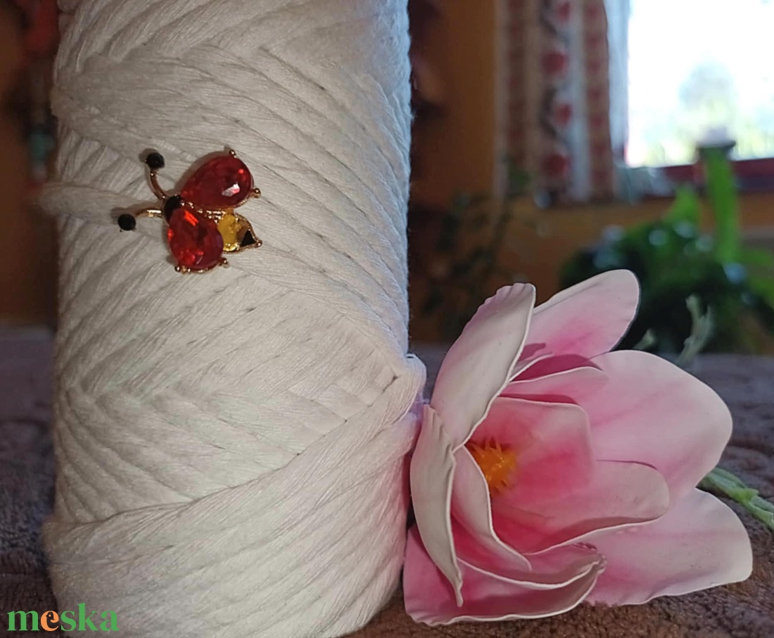 Ragyogó katicabogár kitűző - esküvő - kiegészítők - kitűző - Meska.hu Ragyogó katicabogár kitűző - esküvő - kiegészítők - kitűző - Meska.hu