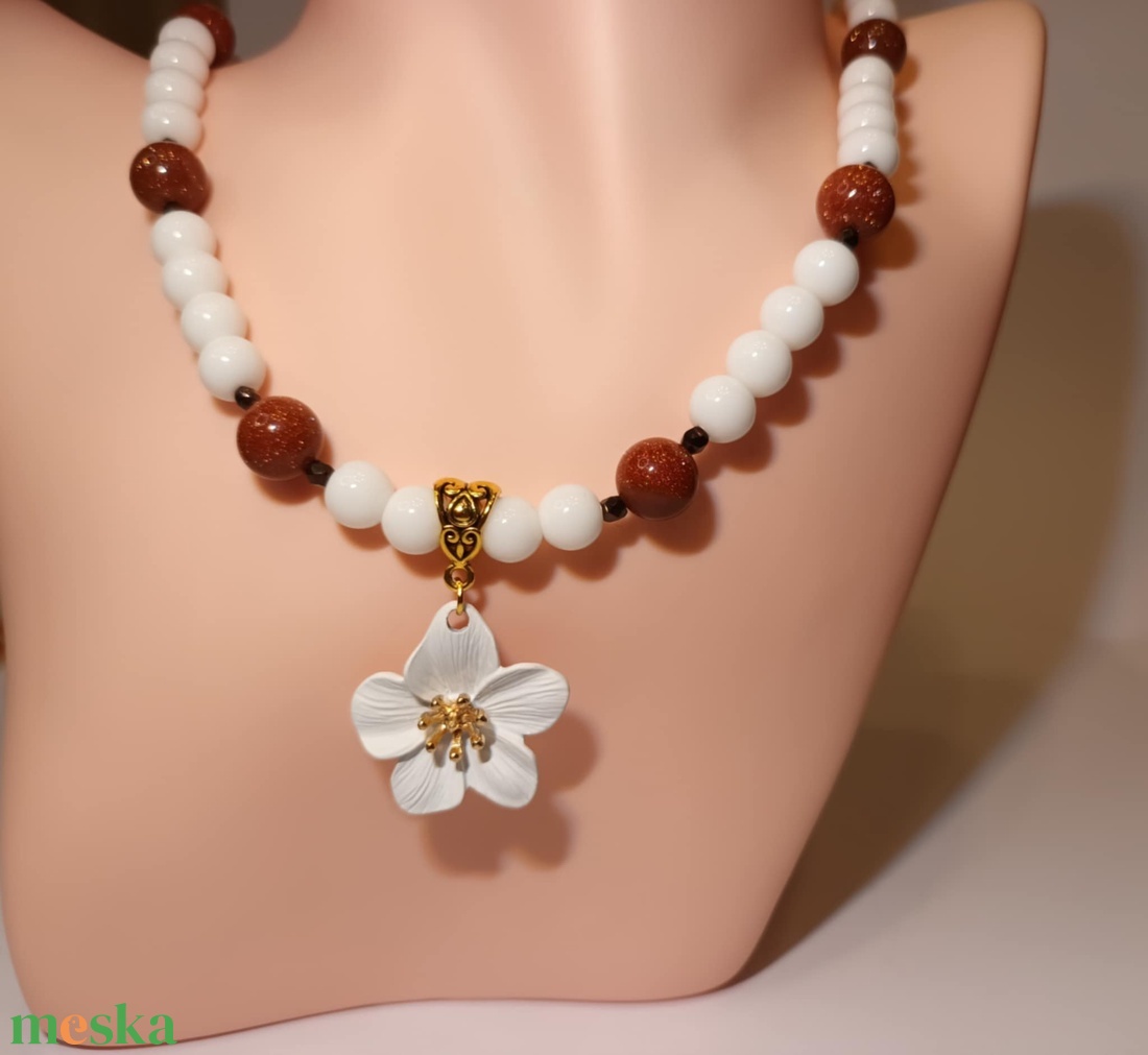 Jázmin ásványgyöngyös nyakék  virág medállal - ékszer - nyaklánc - medálos nyaklánc - Meska.hu