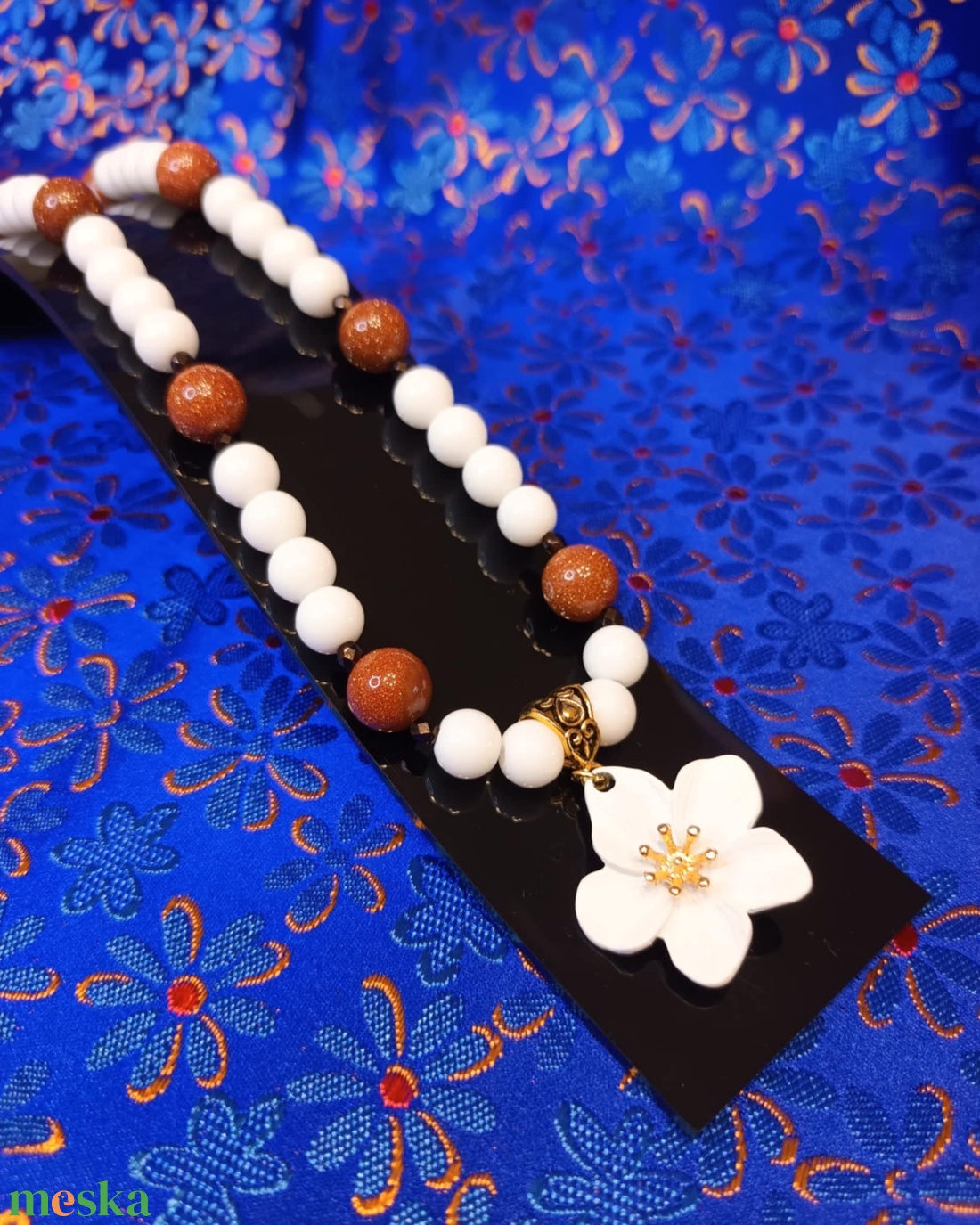 Jázmin ásványgyöngyös nyakék  virág medállal - ékszer - nyaklánc - medálos nyaklánc - Meska.hu