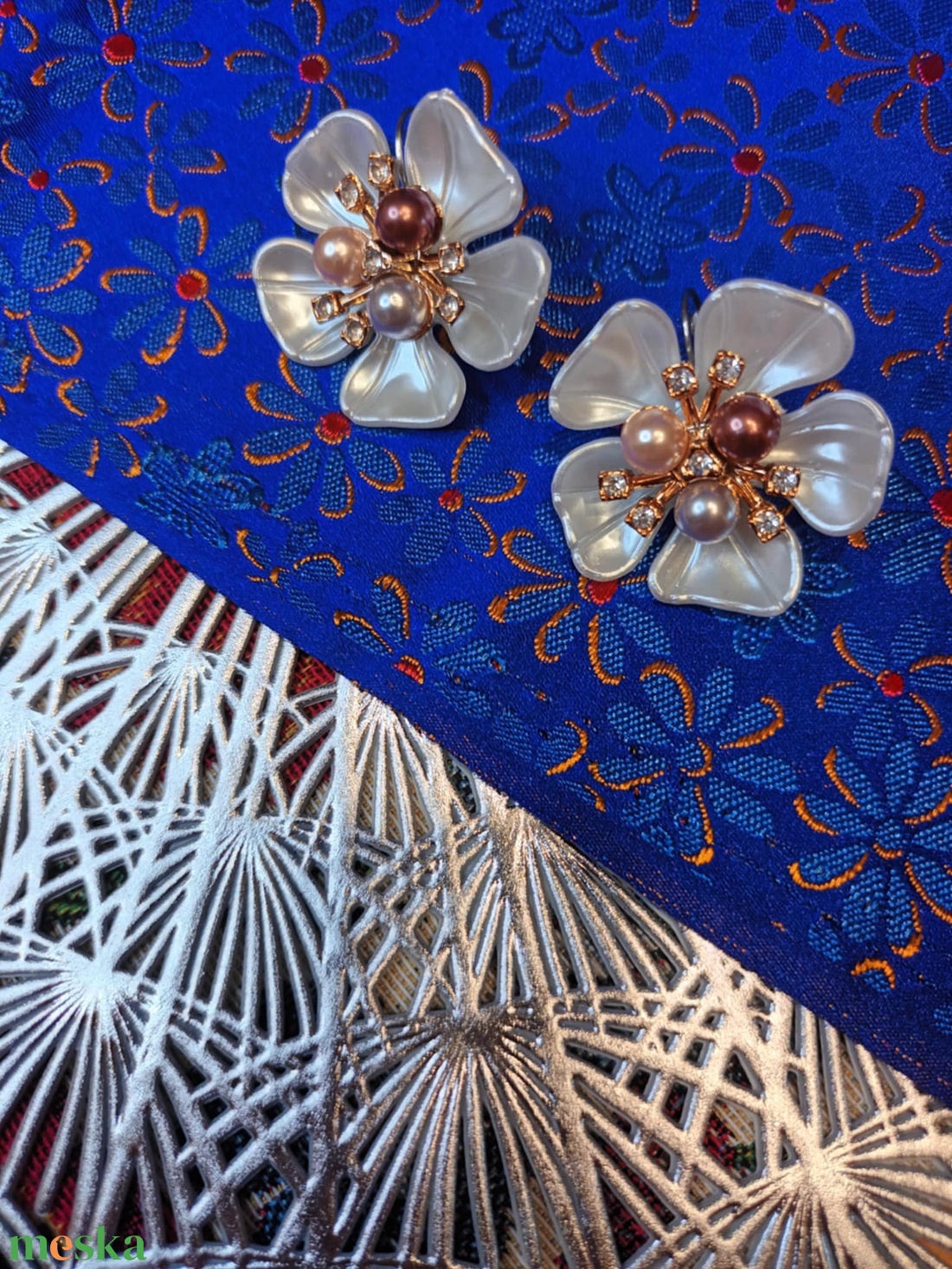 Febónia gyöngyös virág fülbevaló - ékszer - fülbevaló - lógó fülbevaló - Meska.hu