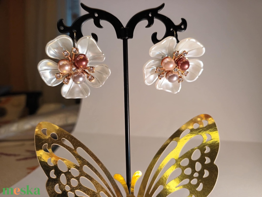 Febónia gyöngyös virág fülbevaló - ékszer - fülbevaló - lógó fülbevaló - Meska.hu