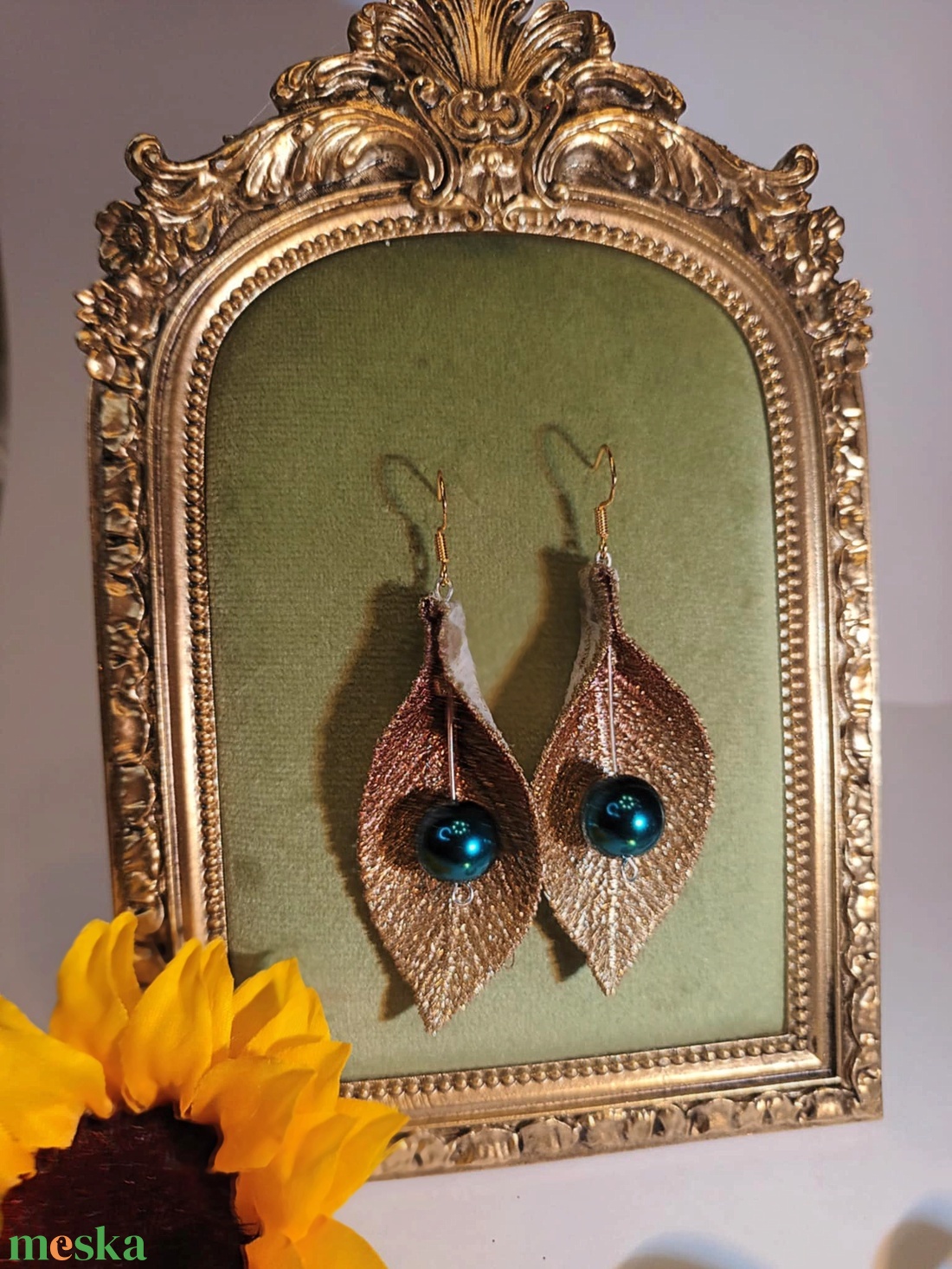 Kézműves arany levél fülbevaló elegáns tekla gyönggyel - ékszer - fülbevaló - lógó fülbevaló - Meska.hu