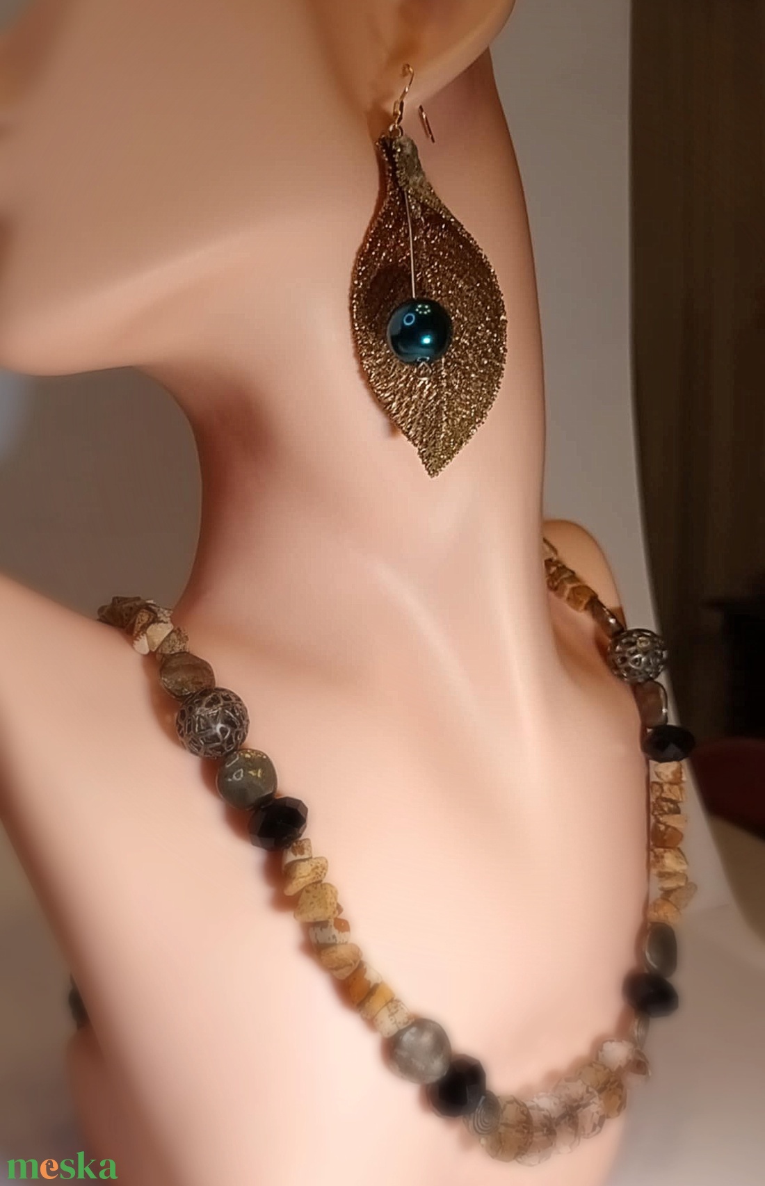 Kézműves arany levél fülbevaló elegáns tekla gyönggyel - ékszer - fülbevaló - lógó fülbevaló - Meska.hu