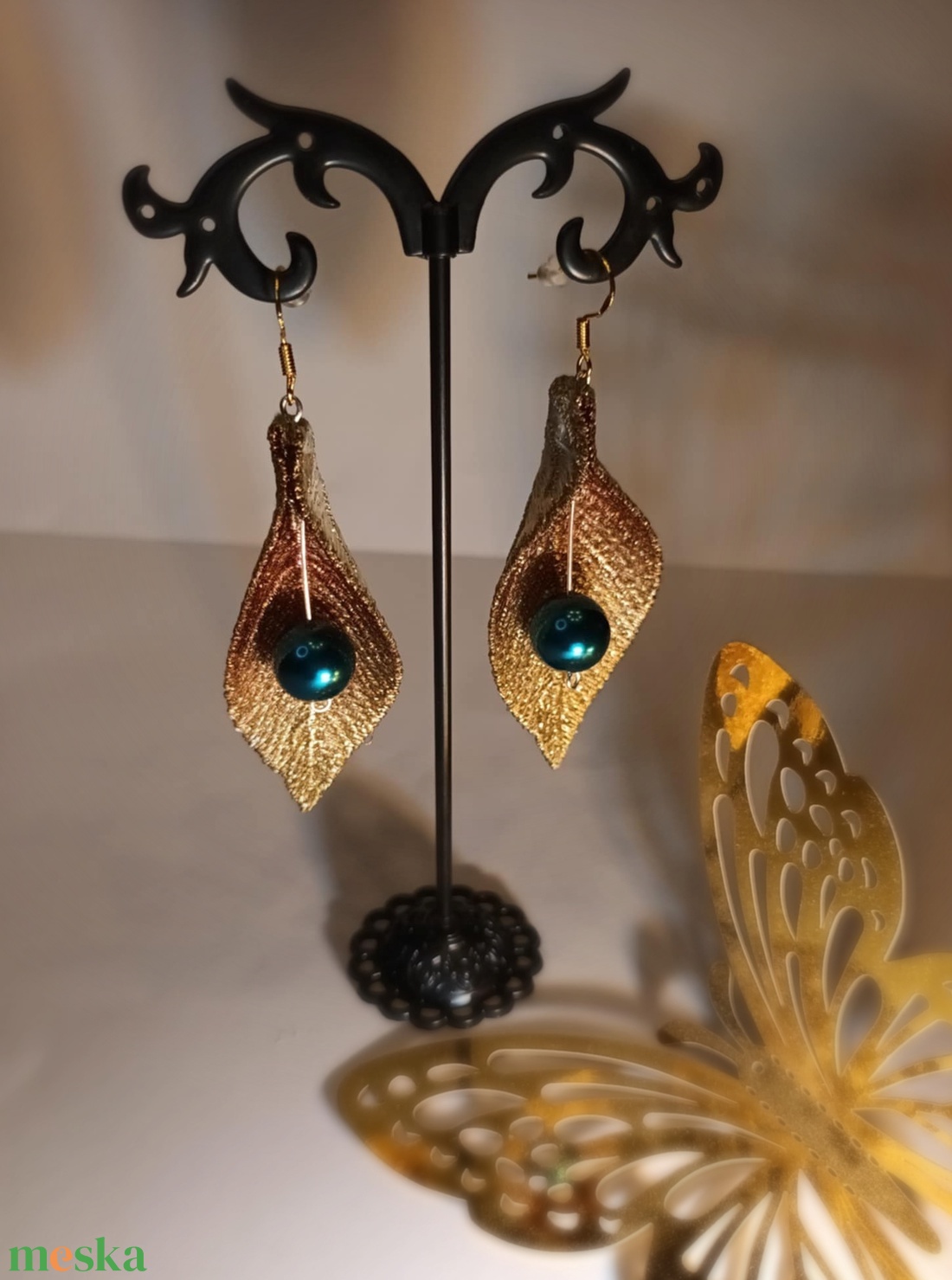 Kézműves arany levél fülbevaló elegáns tekla gyönggyel - ékszer - fülbevaló - lógó fülbevaló - Meska.hu