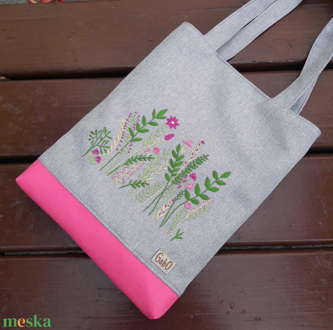 GabO hímzett táska szürke alapon pink-zöld mezei virágos - táska & tok - kézitáska & válltáska - válltáska - Meska.hu