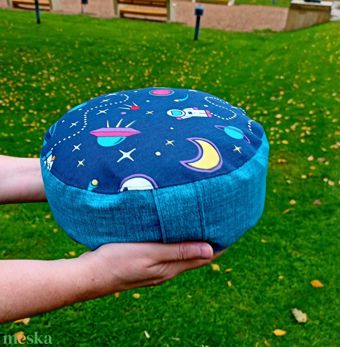 Mini meditációs, jóga ülőpárna tönköly pelyvával töltve, űrhajós - játék & sport - sport és kikapcsolódás - jóga, pilates, torna - jógapárna - Meska.hu