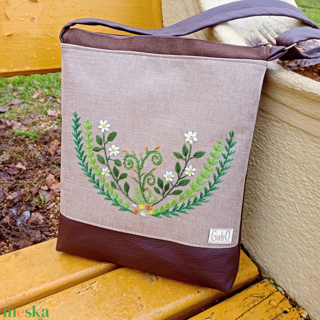 GabO oldaltáska hímzett, barna, virágkehely - 1 - táska & tok - kézitáska & válltáska - válltáska - Meska.hu