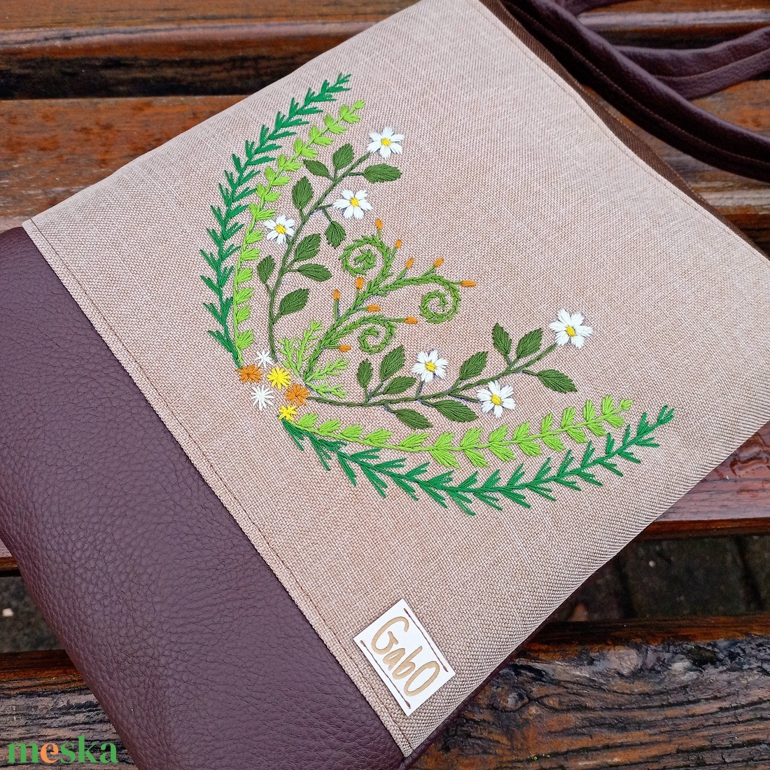 GabO oldaltáska hímzett, barna, virágkehely - 1 - táska & tok - kézitáska & válltáska - válltáska - Meska.hu