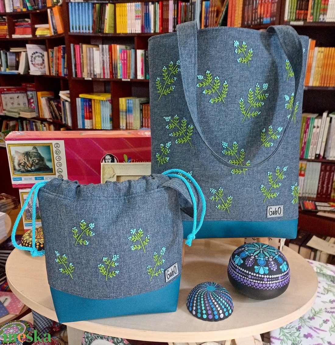 GabO hímzett táska szett Nefelejcs, farmerkék (oldaltáska+project bag) - táska & tok - bevásárlás & shopper táska - shopper, textiltáska, szatyor - Meska.hu GabO hímzett táska szett Nefelejcs, farmerkék (oldaltáska+project bag) - táska & tok - bevásárlás & shopper táska - shopper, textiltáska, szatyor - Meska.hu