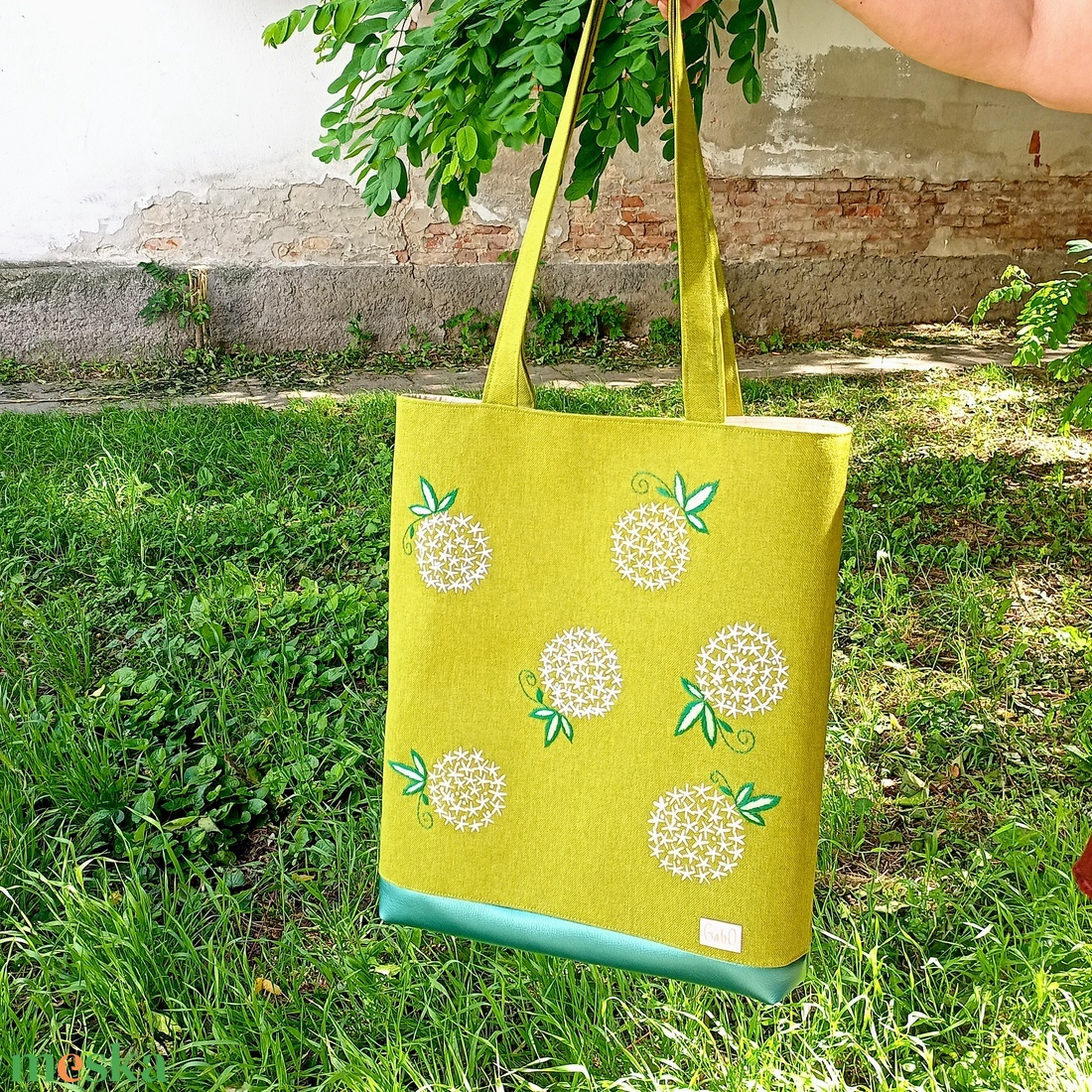 GabO hímzett táska Viaszvirág, nagyobb méret - táska & tok - bevásárlás & shopper táska - shopper, textiltáska, szatyor - Meska.hu GabO hímzett táska Viaszvirág, nagyobb méret - táska & tok - bevásárlás & shopper táska - shopper, textiltáska, szatyor - Meska.hu