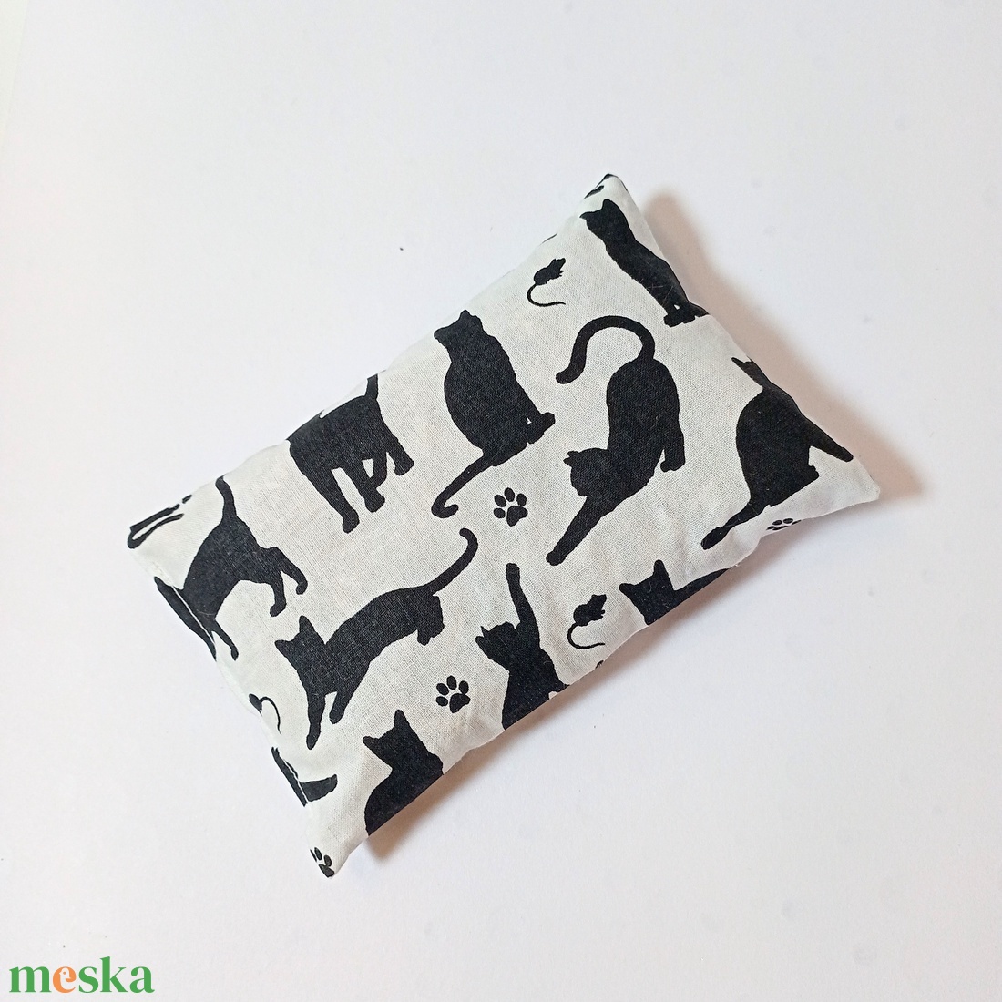 Babzsák oviba, suliba, 10X15cm, fehér, fekete cicás - játék & sport - ovis felszerelés - egyéb ovis kiegészítő - Meska.hu Babzsák oviba, suliba, 10X15cm, fehér, fekete cicás - játék & sport - ovis felszerelés - egyéb ovis kiegészítő - Meska.hu