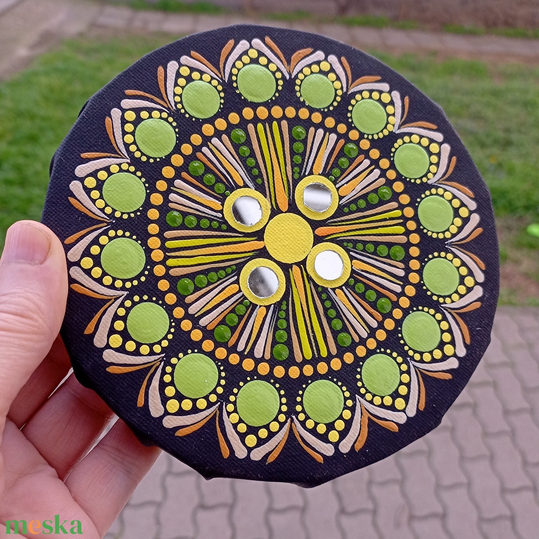 Pontozott mandala Zöld-sárga, tükrökkel - művészet - festmény - festmény vegyes technika - Meska.hu Pontozott mandala Zöld-sárga, tükrökkel - művészet - festmény - festmény vegyes technika - Meska.hu