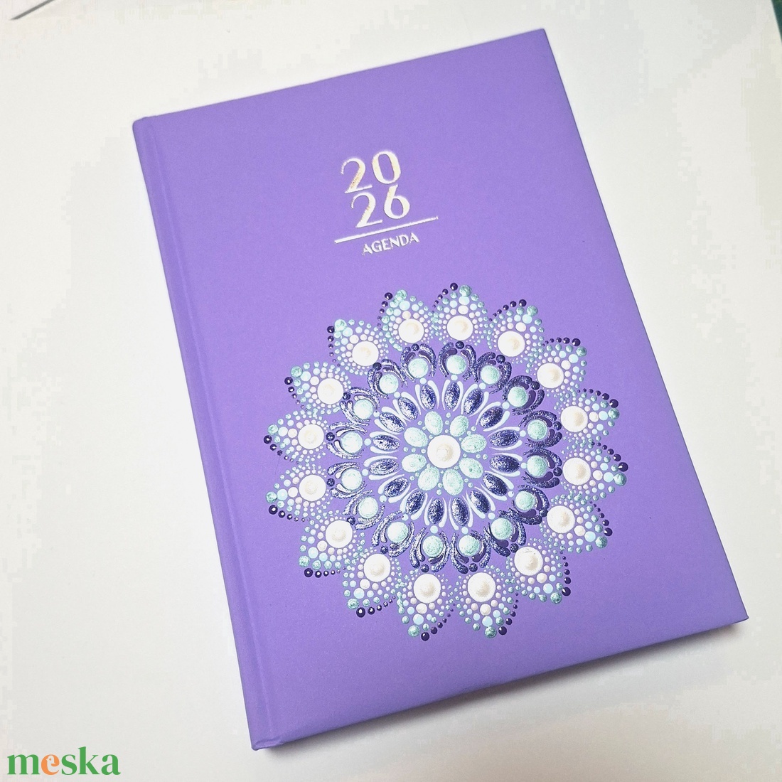 Pontozott mandalás határidőnapló, 2026-os, lila, kék és fehér mintával - otthon & életmód - papír, írószer - jegyzetfüzet & napló - Meska.hu