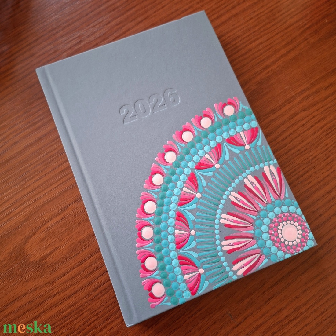 Pontozott mandalás határidőnapló, 2026-os, szürke, kék és pink mintával - otthon & életmód - papír, írószer - jegyzetfüzet & napló - Meska.hu