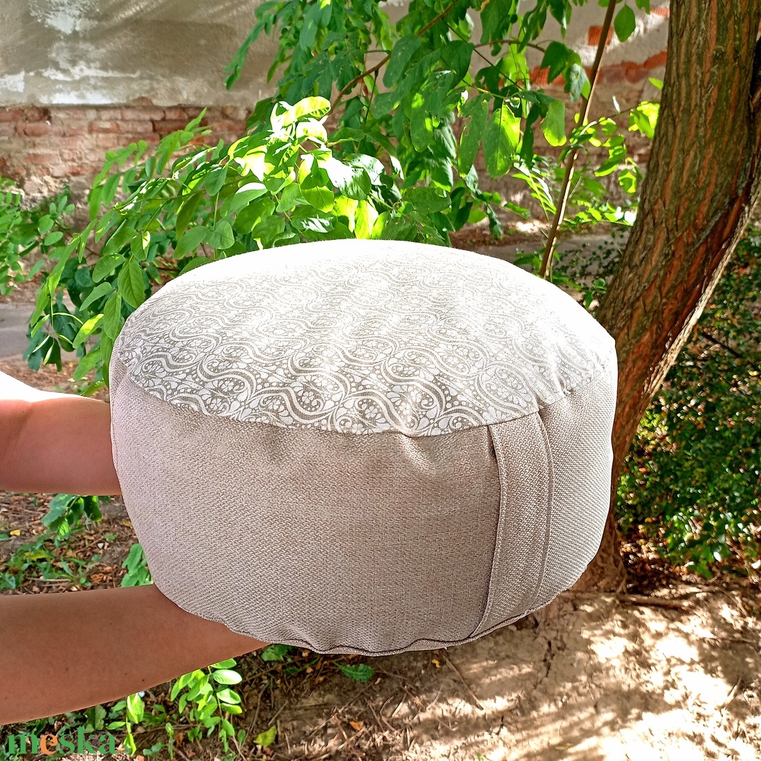 Meditációs, jóga ülőpárna tönköly pelyvával töltve, Bege-fehér, csipke mintás - játék & sport - sport és kikapcsolódás - jóga, pilates, torna - jógapárna - Meska.hu