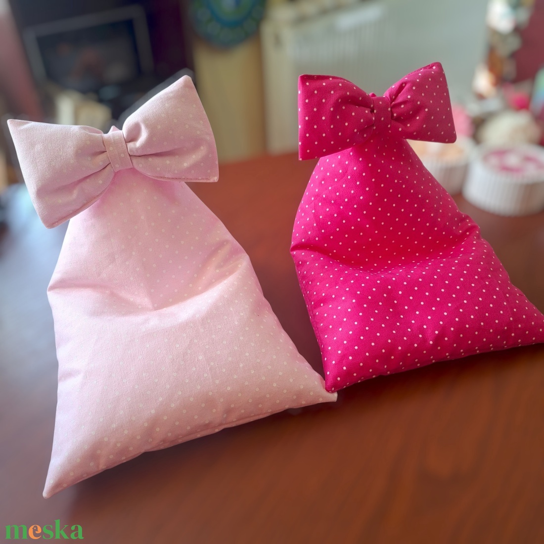 Nyuszifüles mini babzsák mobiltartó halvány rózsaszín pöttyös, masnival - otthon & életmód - tárolás & rendszerezés - asztali telefontartó - Meska.hu