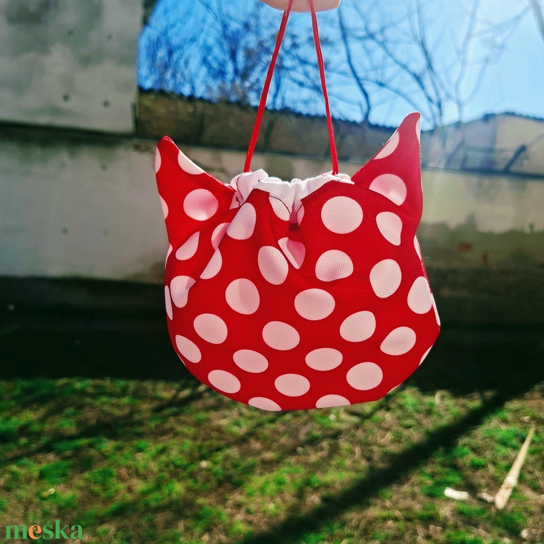 Cicafüles összehúzható zsákocska neszeszer, piros pöttyös  - táska & tok - neszesszer - Meska.hu
