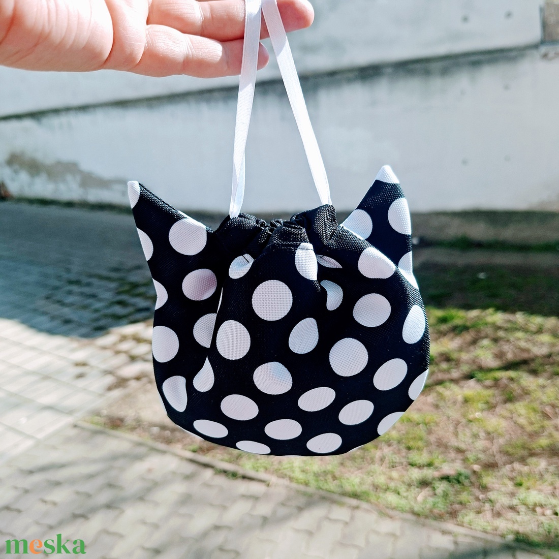 Cicafüles összehúzható zsákocska neszeszer, fekete pöttyös  - táska & tok - neszesszer - Meska.hu