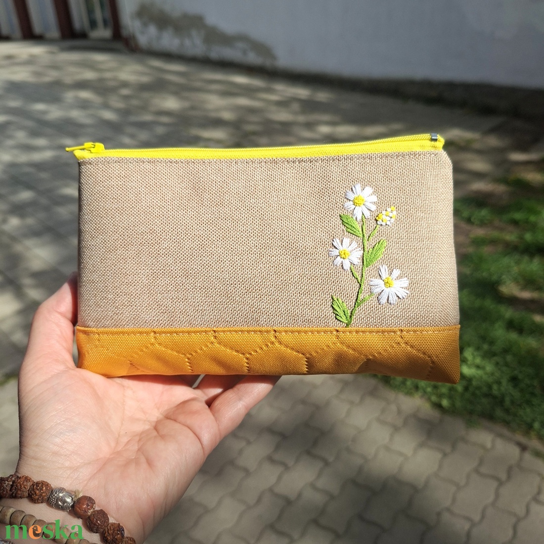 Kézzel hímzett kis virágos neszesszer  - táska & tok - neszesszer - Meska.hu