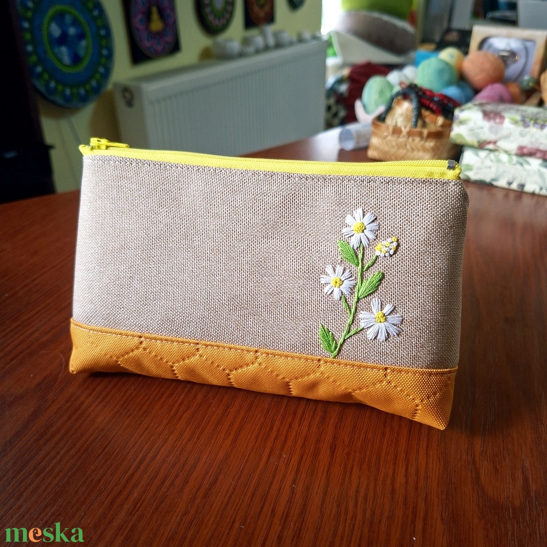 Kézzel hímzett kis virágos neszesszer  - táska & tok - neszesszer - Meska.hu