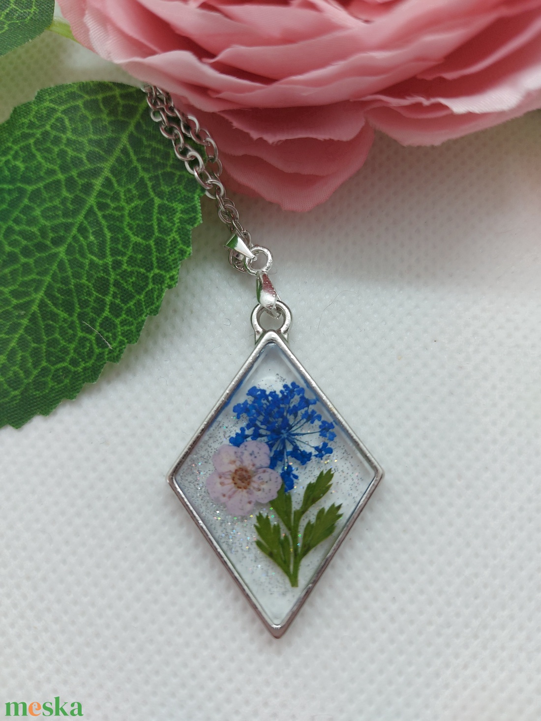 Műgyanta nyaklánc virágokkal - ékszer - nyaklánc - medálos nyaklánc - Meska.hu Műgyanta nyaklánc virágokkal - ékszer - nyaklánc - medálos nyaklánc - Meska.hu