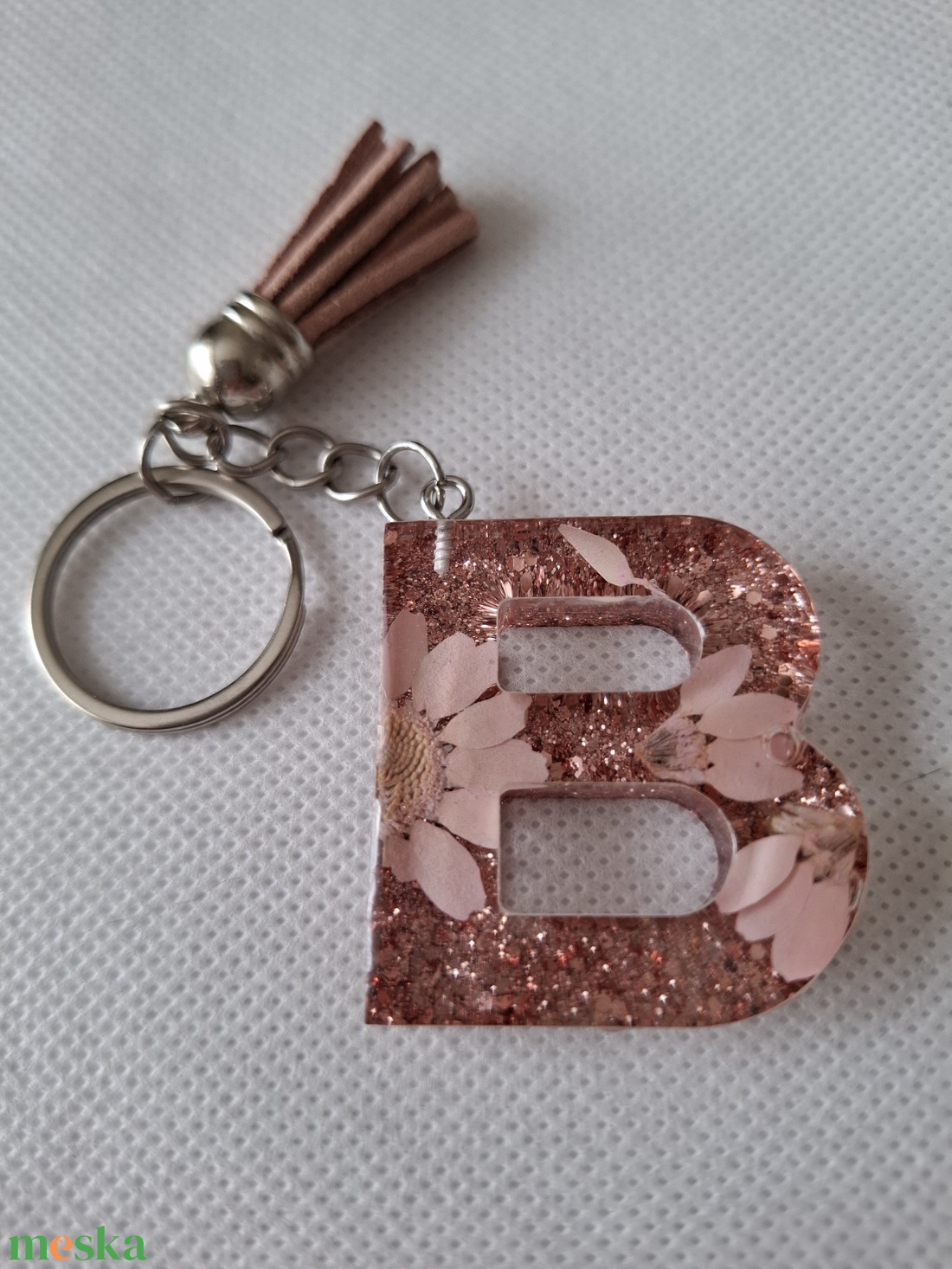Rózsaarany, betűs kulcstartó valódi virágokkal - táska & tok - kulcstartó & táskadísz - kulcstartó - Meska.hu