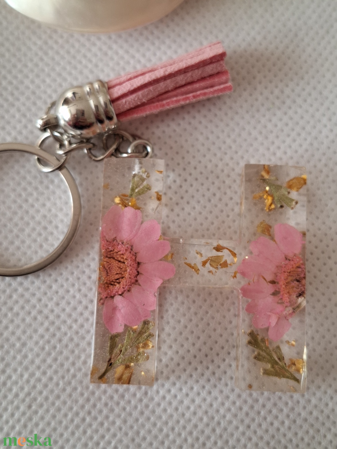 Műgyanta betűs, virágos kulcstartó - táska & tok - kulcstartó & táskadísz - kulcstartó - Meska.hu