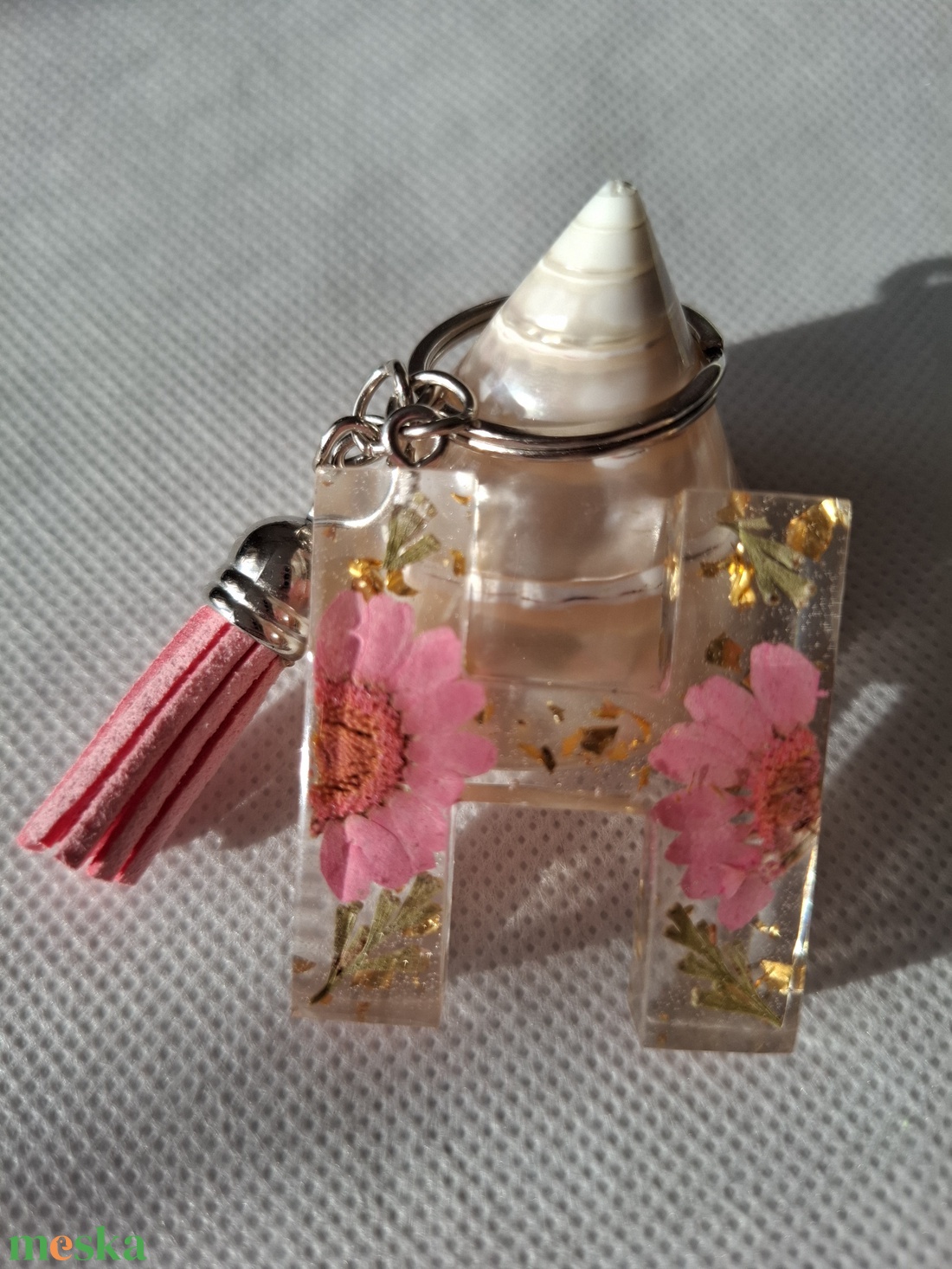 Műgyanta betűs, virágos kulcstartó - táska & tok - kulcstartó & táskadísz - kulcstartó - Meska.hu