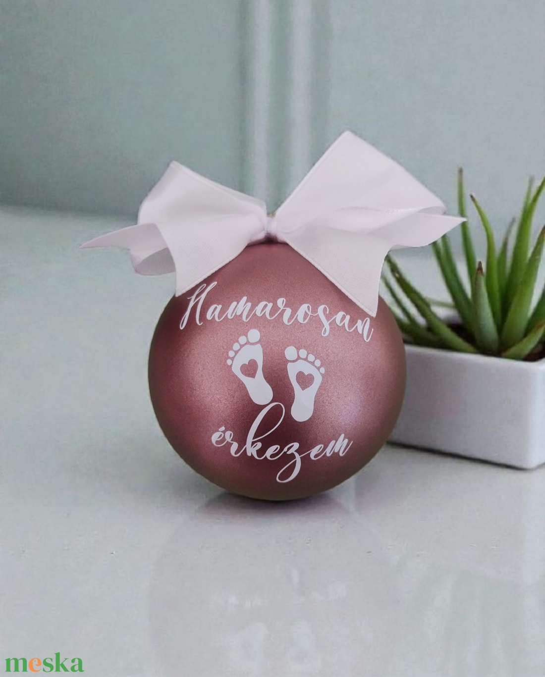 Babaváró karácsonyi gömb (lányos) - karácsony - karácsonyi lakásdekoráció - karácsonyfadíszek - Meska.hu