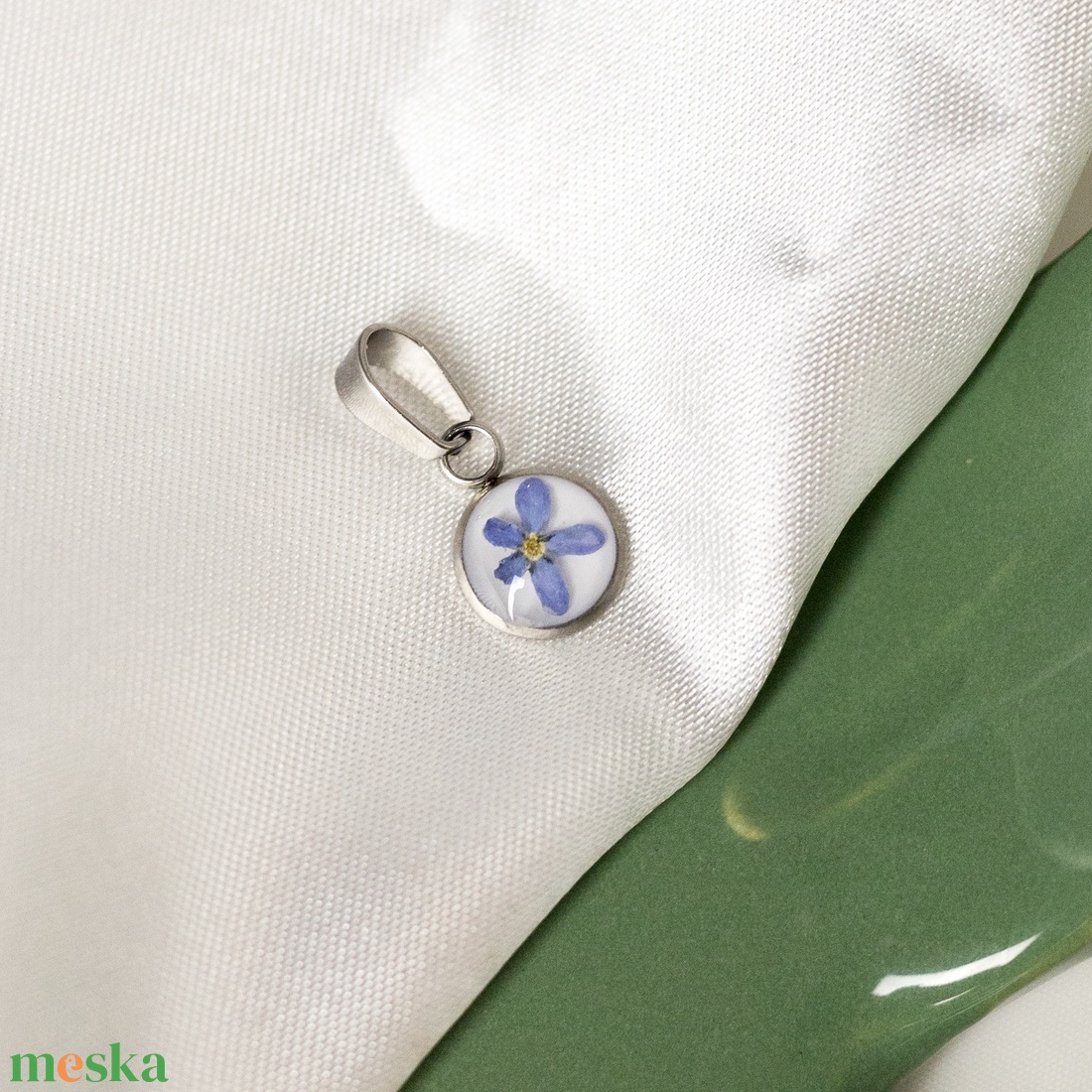 Nefelejcs epoxi medál - nemesacél lánccal - ékszer - nyaklánc - medálos nyaklánc - Meska.hu