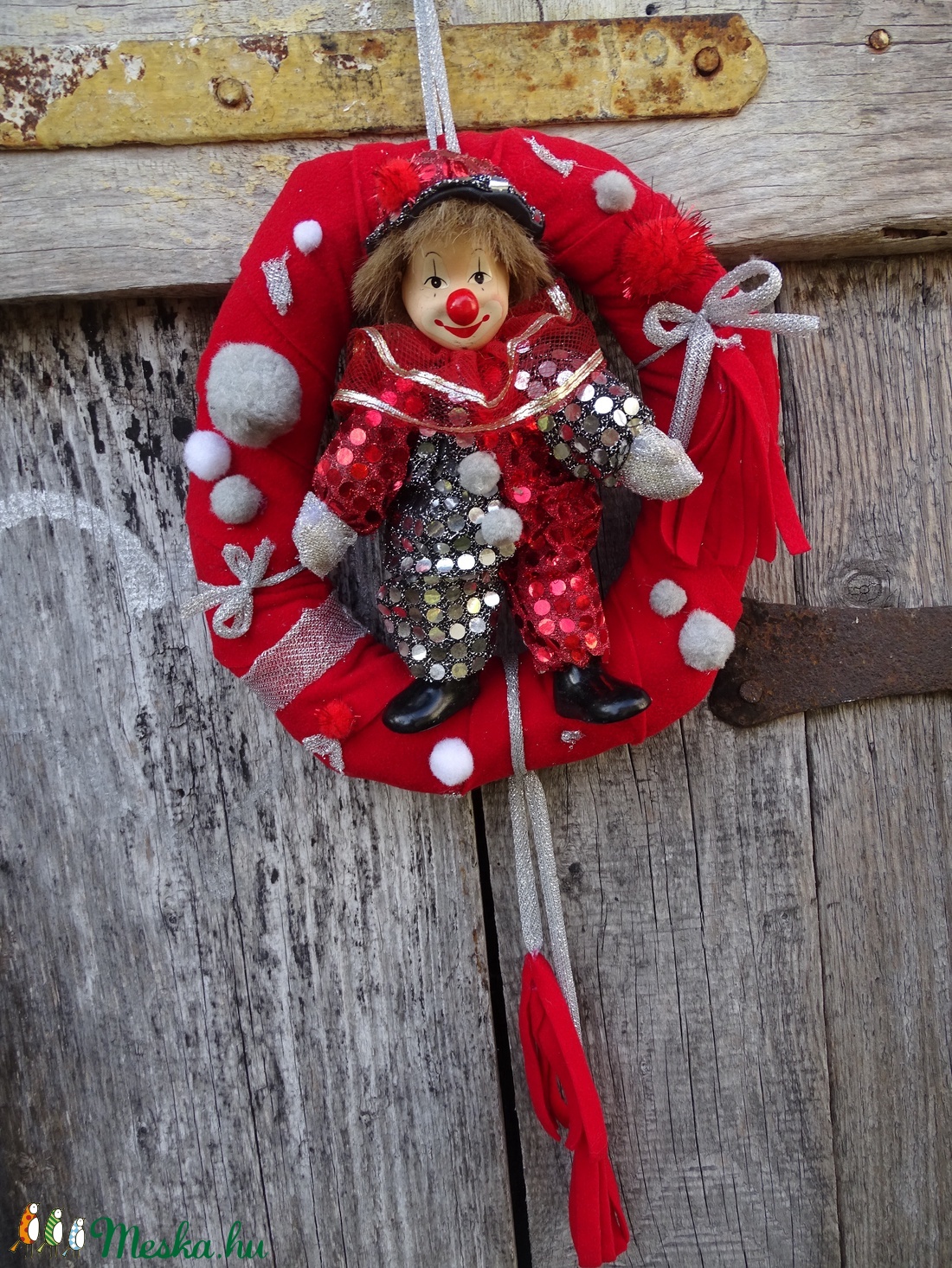 ITT a farsang áll a bál...porcelánfejű - BOHÓC Piros-fehér ezüst,szürke kopogtató,ajtódísz,falidísz   ,koszorú - otthon & életmód - dekoráció - Meska.hu